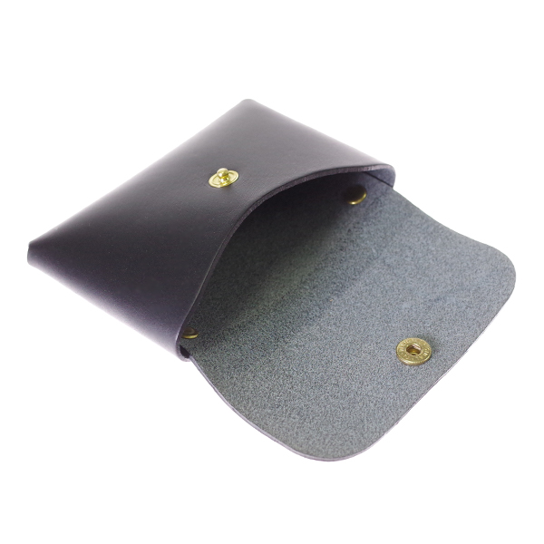 【商品仕様】約横9.5cm×縦7cm×厚み1cm、重さ(約)30g【素材】レザー【仕様】ホックボタン開閉、カラー：ブラック【付属品】保存袋