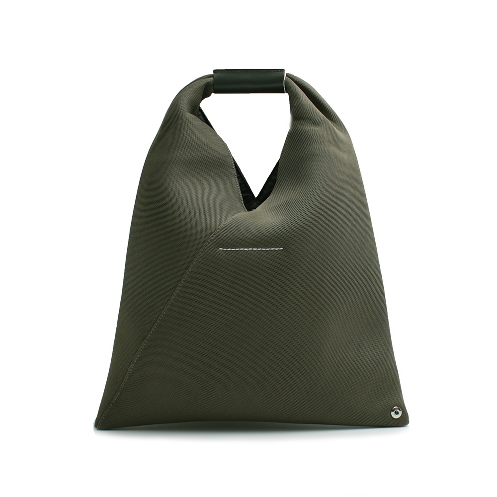 【商品仕様】全長：40cm、(約)H28cm×Ｗ（上部）29cm（下部）33cm【素材】ポリエステル、レザー【仕様】スナップボタン式開閉、底スナップボタン付き、内側ポケット×1、カラー：シャークグレー